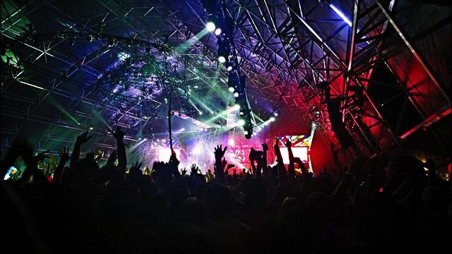 助理实名帖留下工牌号，剧组先报案再宣布停拍一天