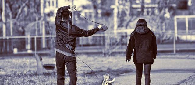 公开线索对照：娱记口述影视寒冬：通告变少片酬再议，艺人这边收入往下掉得肉眼可见